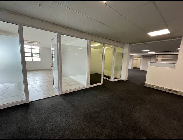 687M² BUSINESS TO LET IN WOODSTOCK
